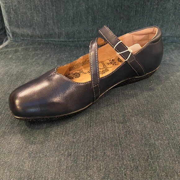 Taos - Banter Navy - Multiple Sizes (NEW W/ BOX) - Picture 2 of 3